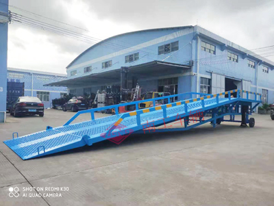 1673083389722265.jpg 10吨移动式登车桥3I.jpg